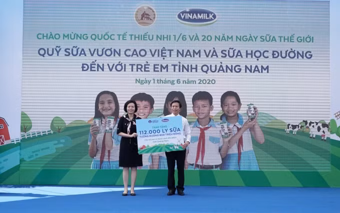 Đại diện Vinamilk trao tặng bảng tượng trưng 112.000 ly sữa từ Quỹ sữa Vươn cao Việt Nam cho trẻ em của tỉnh Quảng Nam