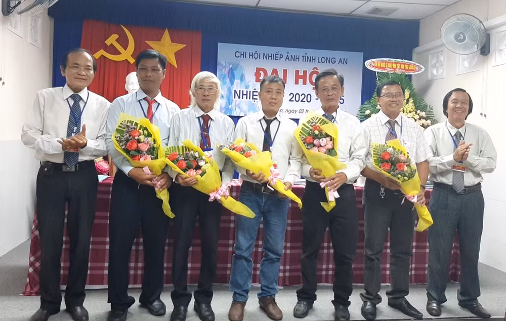 Các thành viên Ban Chấp hành mới ra mắt đại hội( ảnh: baolongan).