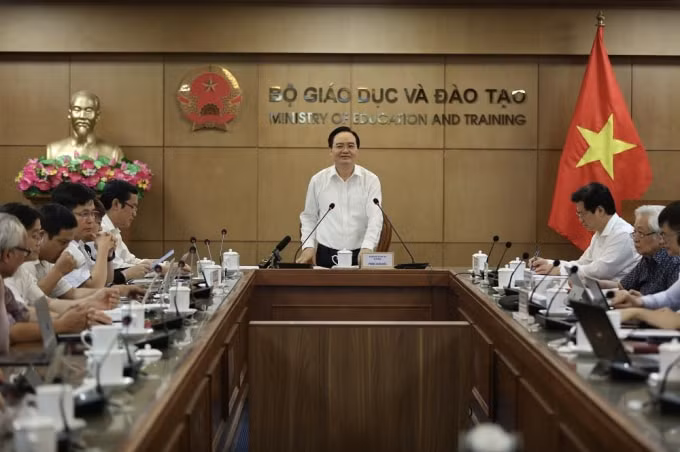 Tiến tới Bộ Giáo dục và Đào tạo sẽ công nhận dạy học trực tuyến là phương thức dạy học chính thức (ảnh TL).