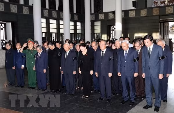 Chủ tịch Quốc hội Nguyễn Thị Kim Ngân dẫn đầu đoàn Ủy ban Thường vụ Quốc hội viếng đồng chí Vũ Mão. Ảnh: TTXVN