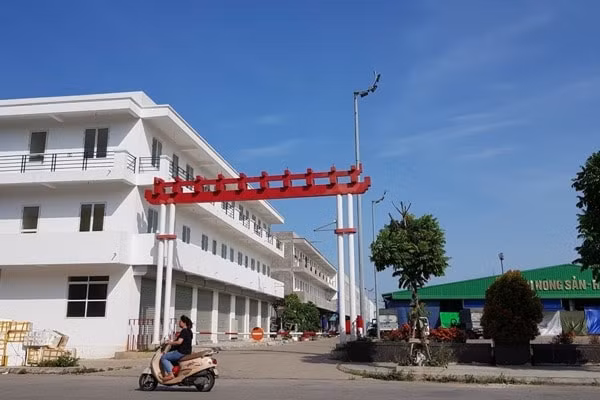 Do để xây dựng hàng trăm căn nhà dạng Shop house tại chợ đầu mối hoa quả, nhiều lãnh đạo quận Hồng Bàng bị đề nghị xử lý kỷ luật. Ảnh: LĐ