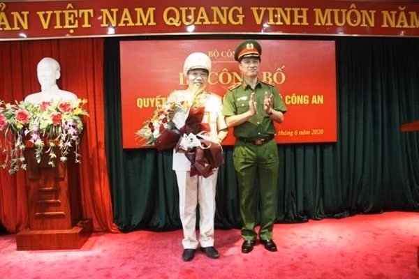 Thiếu tướng Tô Văn Huệ nhận quyết định điều động, bổ nhiệm chức vụ Cục trưởng Cục Cảnh sát QLHC về TTXH