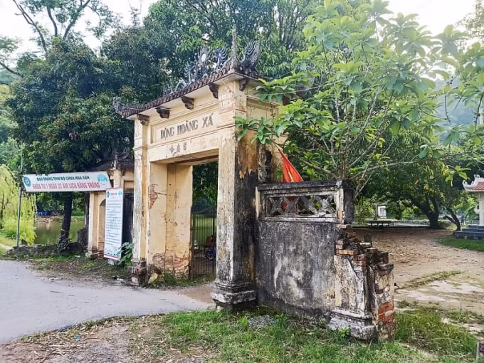 Bức tường bảo vệ khu di tích đã đổ nát.