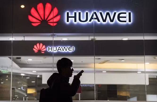 Huawei tung chiến dịch quảng cáo rầm rộ tại Anh trước nguy cơ 'mất trắng'. Ảnh: TL