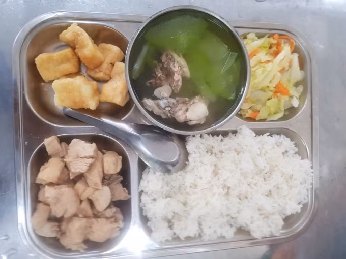 Suất ăn đầy đủ chất dinh dưỡng cho các em học sinh tại trường Tiểu học Trần Quốc Toản - Quận Hà Đông- TP. Hà Nội. Ảnh: Dương Lâm