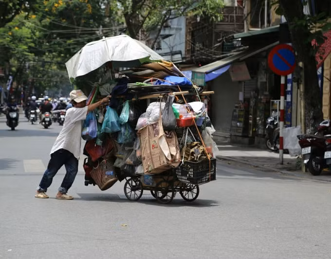 Nặng gánh mưu sinh dưới nắng nóng trên 50 độ C. Ảnh: Ngọc Ánh