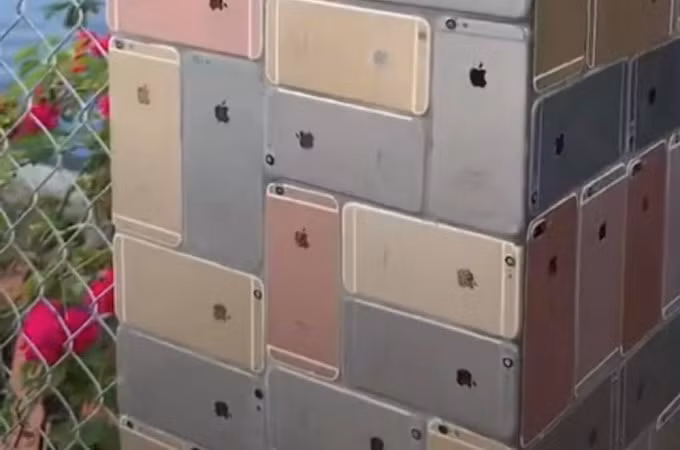 Chiếc cổng chào được bao phủ toàn bộ bằng hàng trăm chiếc iPhone của một thợ sửa điện thoại khiến nhiều người tò mò.