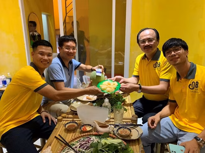 Cả hai cầu thủ không xin tiền gia đình mà tự bỏ tiền thu nhập từ bóng đá ra để kinh doanh, với sự hỗ trợ từ các ông bầu tâm huyết với bóng đá Việt Nam.