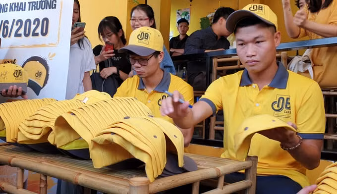 Công Phượng và Đông triều khai trương cà phê Ông Bầu theo mô hình take-away.