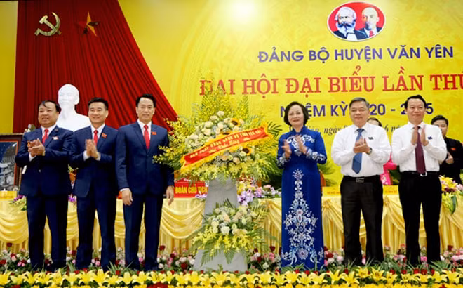 Thường trực Tỉnh ủy Yên Bái tặng hoa chúc mừng Đại hội.