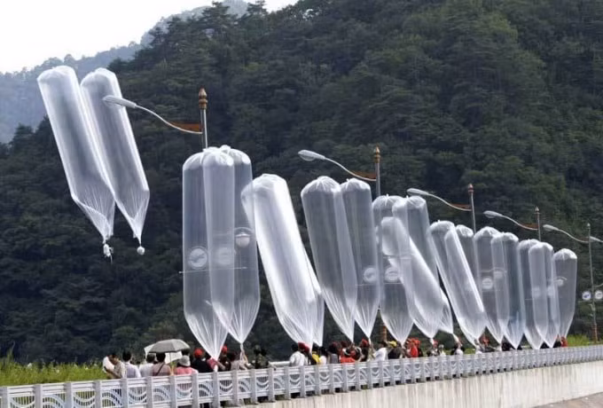 Người Triều Tiên đào tẩu thả tờ rơi chỉ trích lãnh đạo Bình Nhưỡng. Ảnh: Yonhap