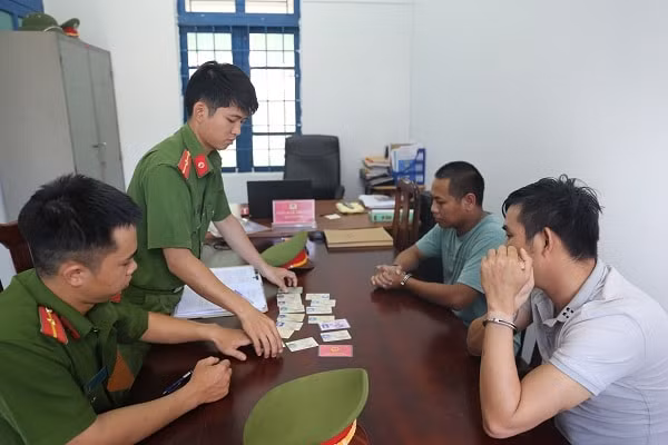 Điểu Chuân và Nguyễn Văn Hải tại cơ quan công an. Ảnh: Công an tỉnh Đắk Nông