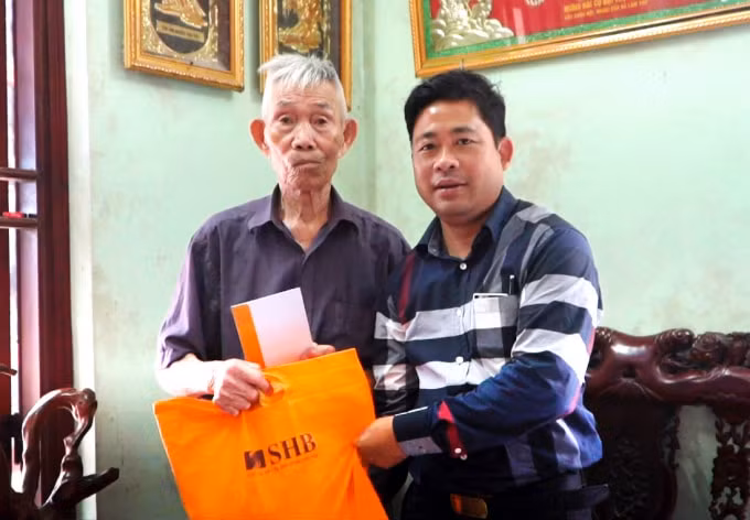 Đại diện Tập đoàn T&T Group tặng quà hỗ trợ cụ Nguyễn Đình Oa.