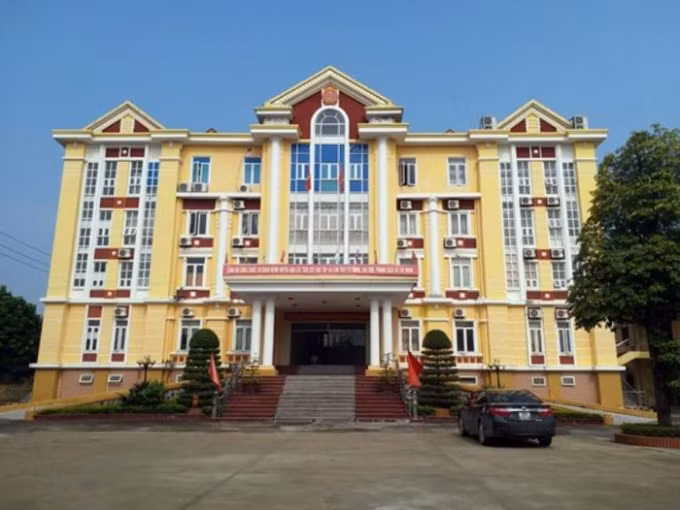 UBND huyện Hậu Lộc, nơi phòng làm việc của Phó Chủ tịch UBND huyện Nguyễn Văn Long bị biến thành chiếu bạc. Ảnh: TL