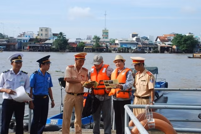 Ủy ban ATGT Quốc gia đề nghị các đơn vị liên quan thực hiện các giải pháp bảo đảm an toàn giao thông đường thủy trong mùa mưa bão 2020. Ảnh minh họa