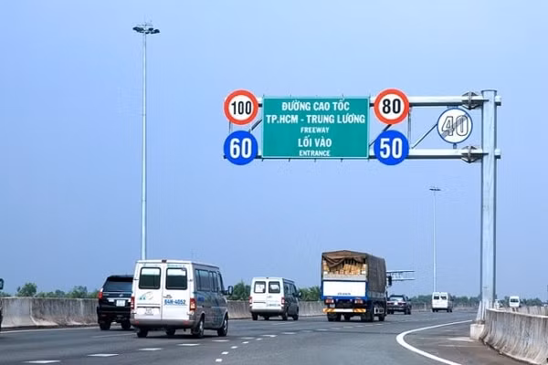 Mỗi lần chuyển làn trên cao tốc, tài xế chỉ được chuyển làn một lần