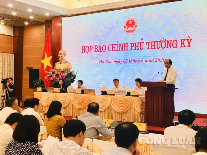Bộ trưởng, Chủ nhiệm Văn phòng Chính phủ Mai Tiến Dũng chủ trì buổi họp báo.