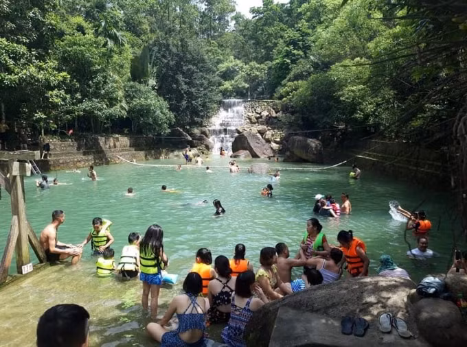 Bể bơi có nguồn nước tự nhiên từ Suối Năm.
