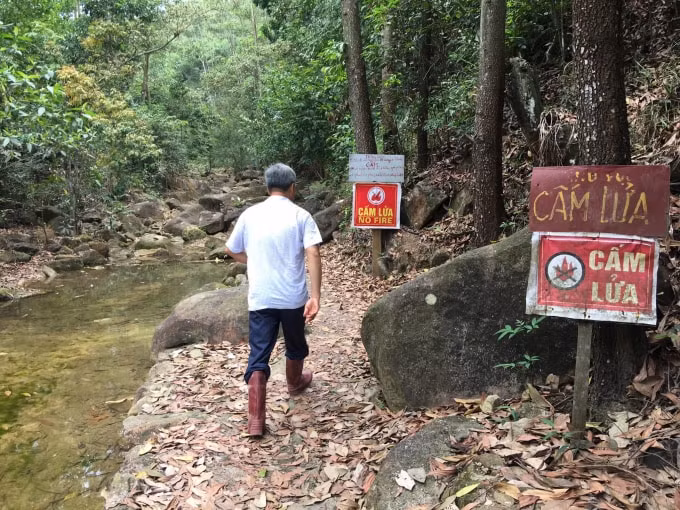 Đường lên thượng nguồn Suối Năm.