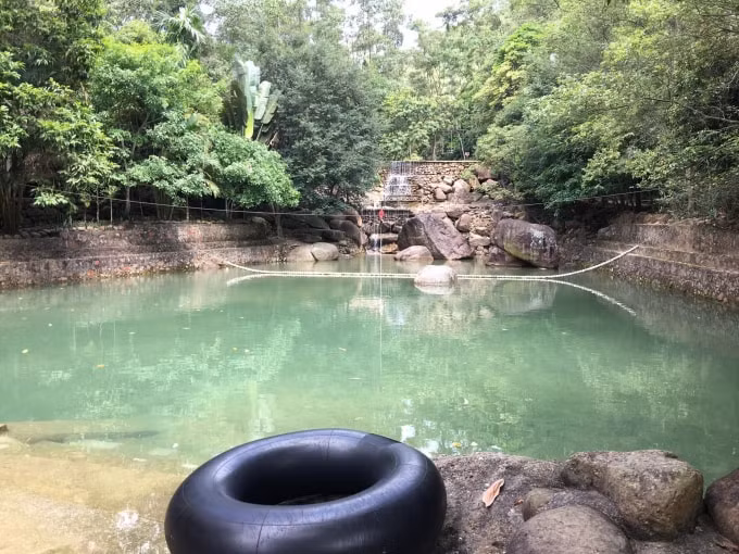 Khu Vườn cảnh treo tranh Hạ Long.