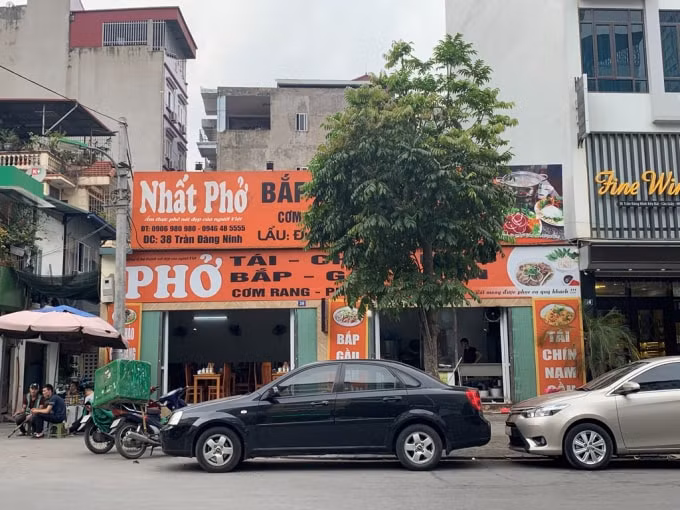 Công trình xây dựng nhà tạm cấp 4 sau khi bị thu hồi đất GPMB dự án đường Trần Đăng Ninh kéo dài (nay là số 38 phố Khúc Thừa Dụ, phường Dịch Vọng, quận Cầu Giấy).