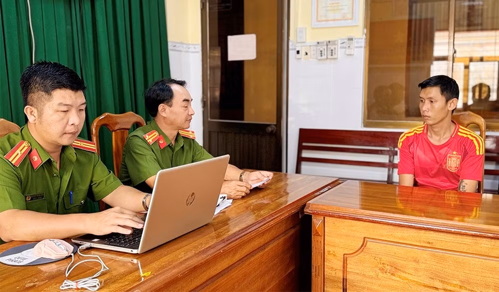 bat doi tuong sat hai tai xe xe om de cuop tai san trong dem hinh 1