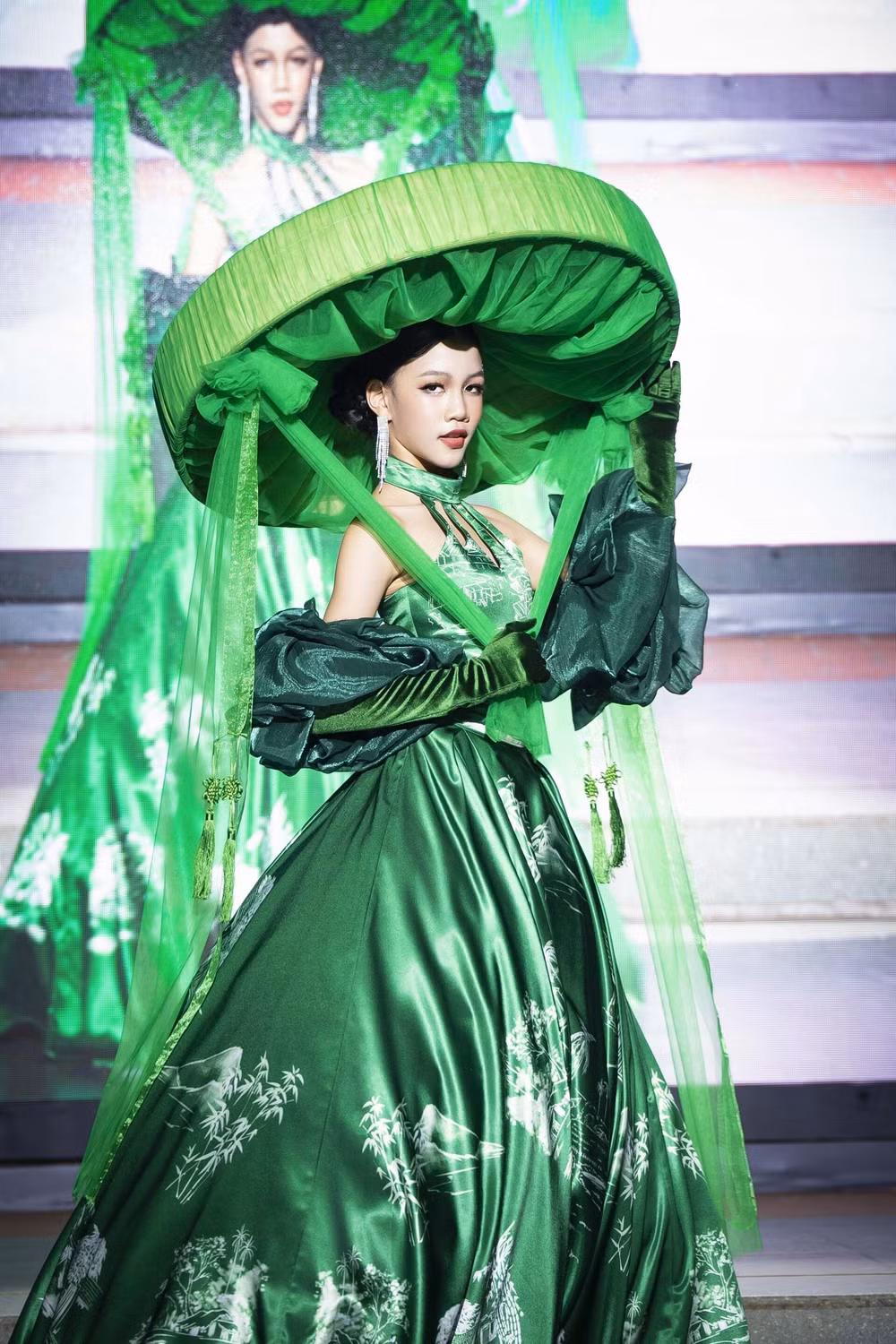 man nhan phan trinh dien ao dai cach dieu cua mau nhi 12 tuoi hai phuong hinh 2