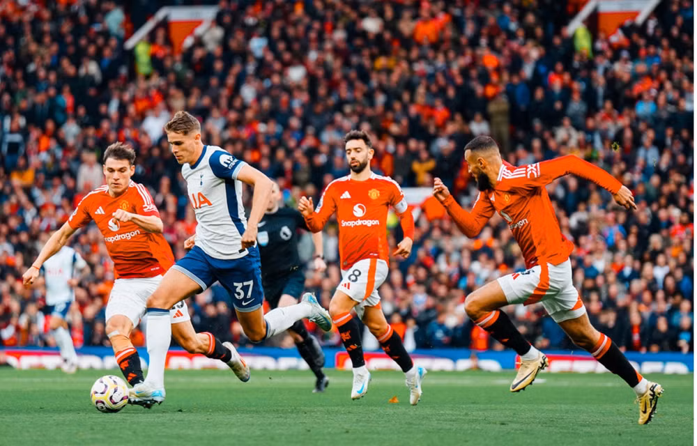 man utd thua dam tottenham ngay tai old trafford hinh 1