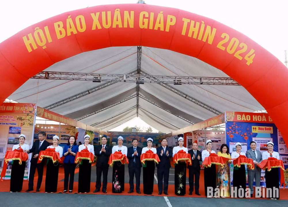 hoi bao xuan giap thin tinh hoa binh gioi thieu tren 400 dau bao tap chi hinh 1