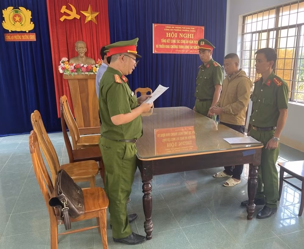 kon tum bat nguyen can bo ngan hang lua dao chiem doat hon 14 ty dong hinh 1