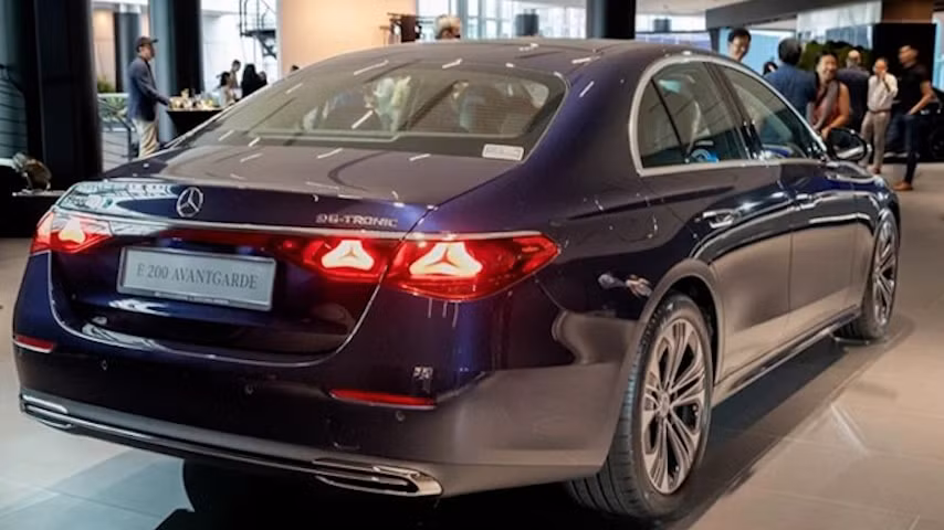 mercedes benz e class the he moi co mat tai singapore voi gia hon 7 ty dong hinh 2