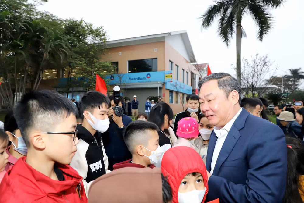 nhung chuyen xe am tinh cong doan dua cong nhan ve que don tet hinh 13