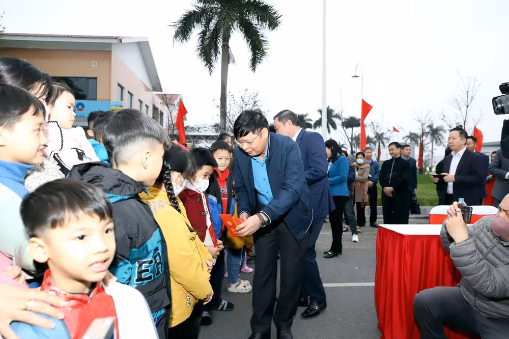 nhung chuyen xe am tinh cong doan dua cong nhan ve que don tet hinh 12