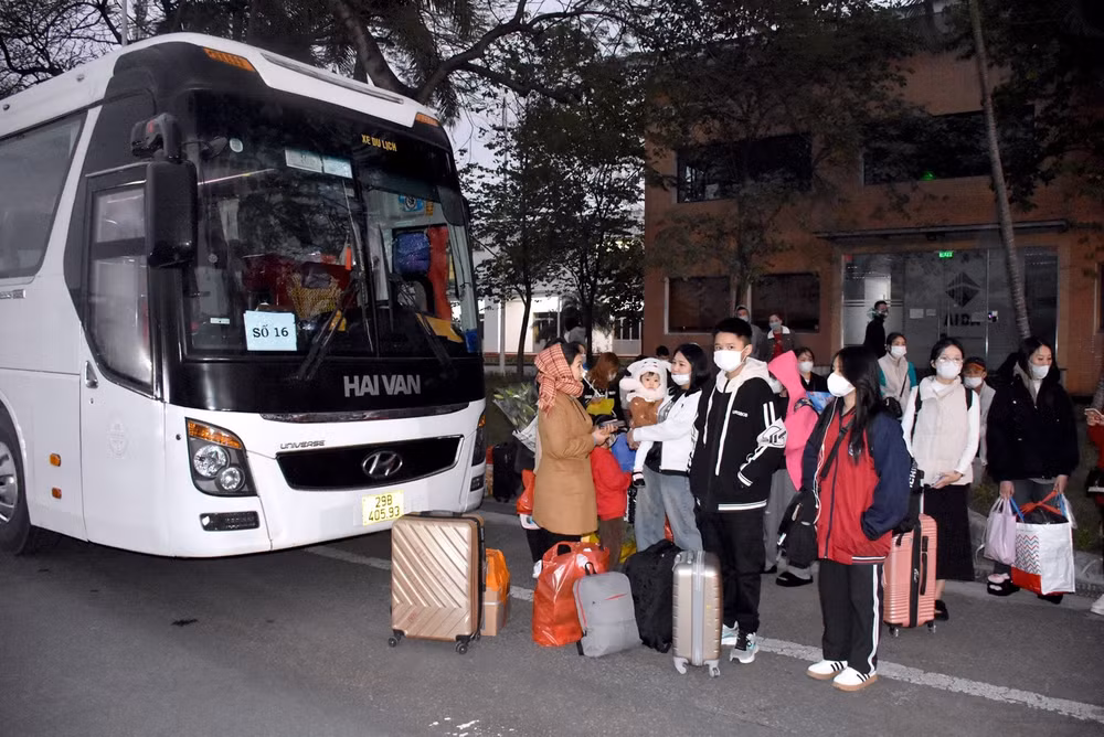 nhung chuyen xe am tinh cong doan dua cong nhan ve que don tet hinh 4