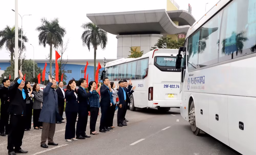 nhung chuyen xe am tinh cong doan dua cong nhan ve que don tet hinh 15