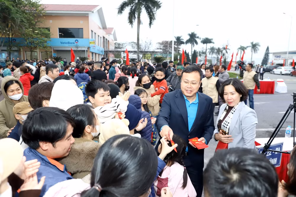 nhung chuyen xe am tinh cong doan dua cong nhan ve que don tet hinh 14