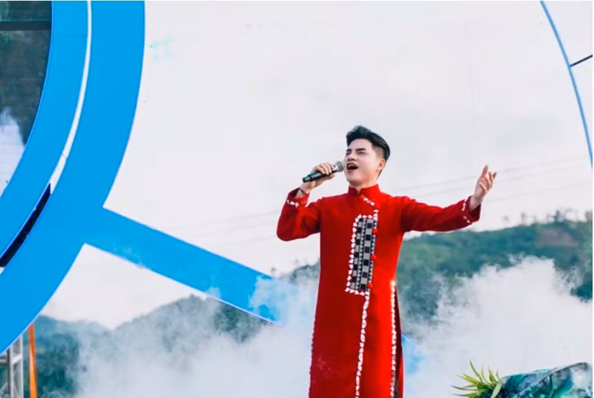ca si la hoang quy ra mat mv van vuong cho tinh hinh 1