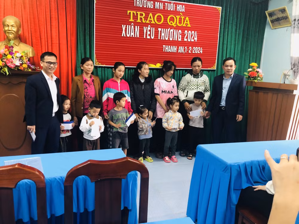 tang qua cho cac ho gia dinh co hoan canh kho khan gia dinh chinh sach hinh 2