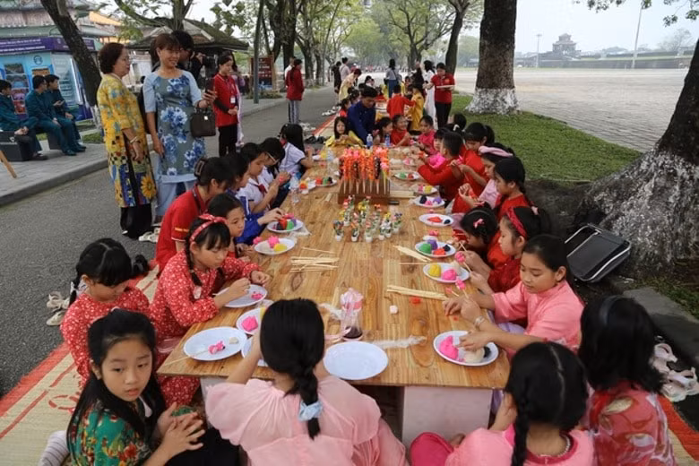 tet hue tai hien cac phong tuc ngay tet dat co do hinh 2