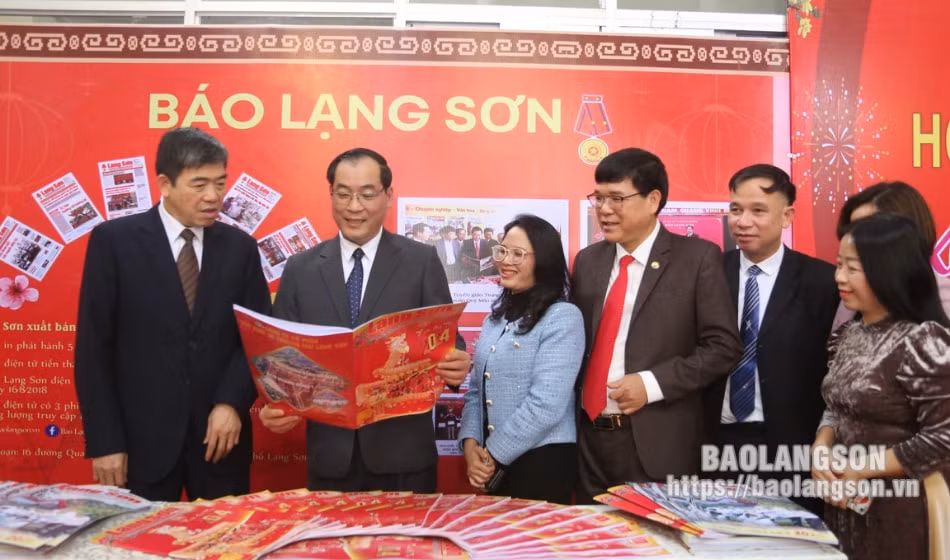 hoi bao xuan xu lang nam 2024 trung bay hon 300 an pham bao chi hinh 1