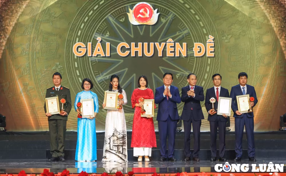 ton vinh tinh than sang tao tu duy chinh tri sac ben va trach nhiem xa hoi cua nguoi lam bao hinh 8
