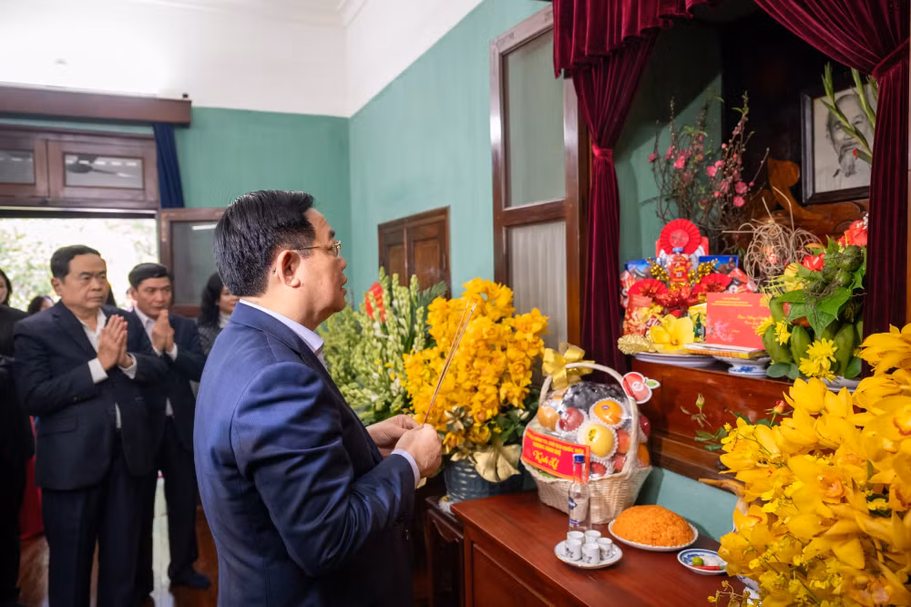 chu tich quoc hoi vuong dinh hue dang huong tuong nho chu tich ho chi minh tai nha 67 hinh 1
