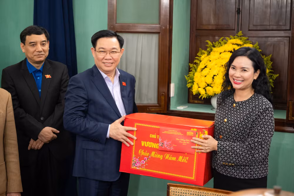chu tich quoc hoi vuong dinh hue dang huong tuong nho chu tich ho chi minh tai nha 67 hinh 3