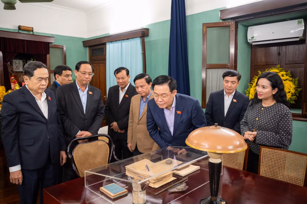 chu tich quoc hoi vuong dinh hue dang huong tuong nho chu tich ho chi minh tai nha 67 hinh 2