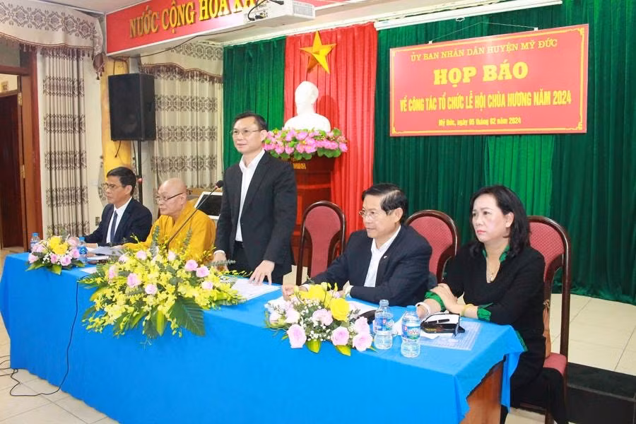 gia ve tham quan chua huong nam 2024 tang manh hinh 1