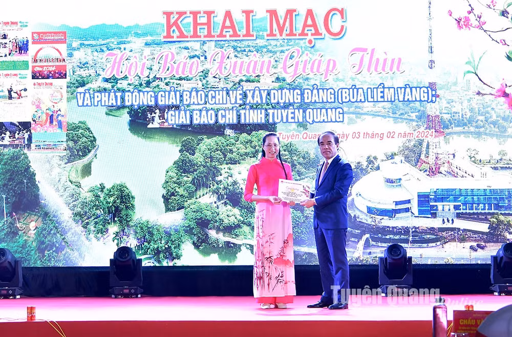 tuyen quang khai mac hoi bao xuan va phat dong giai bua liem vang lan thu ix hinh 1
