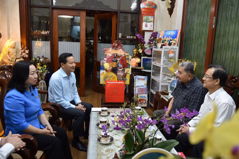 pho thu tuong le minh khai tang qua tet gia dinh chinh sach ho ngheo cong nhan lao dong tai an giang hinh 4