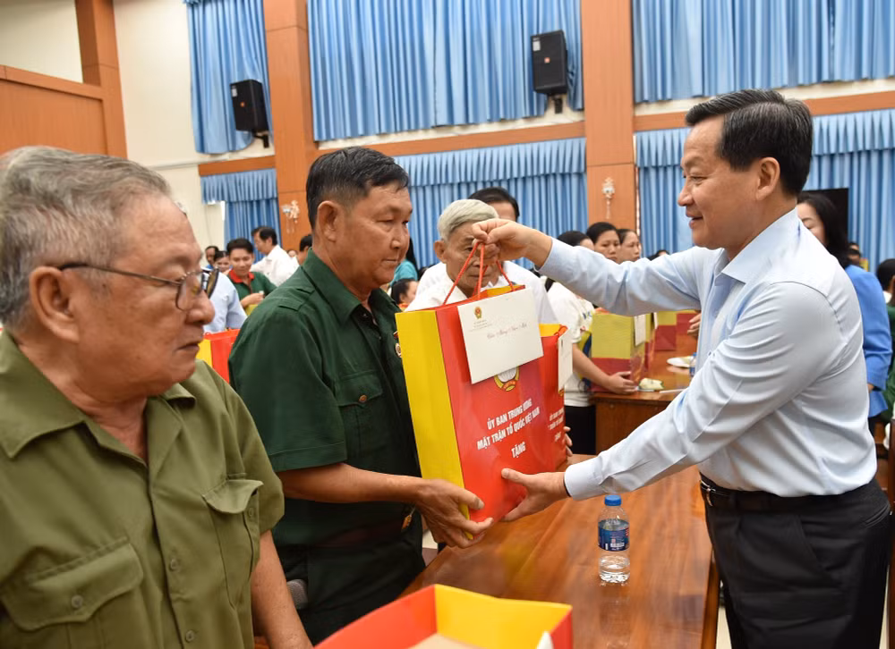 pho thu tuong le minh khai tang qua tet gia dinh chinh sach ho ngheo cong nhan lao dong tai an giang hinh 2