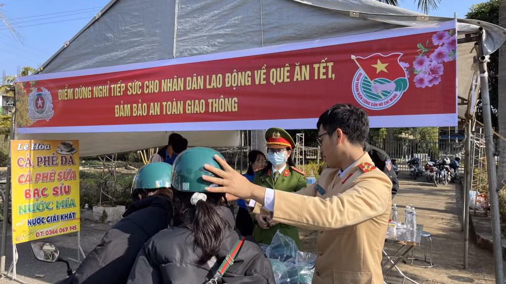 canh sat giao thong tiep suc cho nguoi dan ve que an tet hinh 3