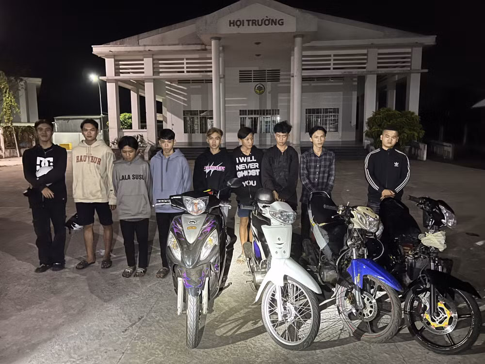 bat giu nhom thanh nien tu tap co vu dua xe trai phep hinh 1